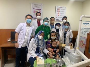 Para dokter gigi Program Spesialis Prostodonsia Fakultas Kedokteran Gigi Universitas Sumatera Utara diabadikan usai melakukan pemasangan alat bantu makan (Feeding Plate) pada bayi mengalami celah bibir dan langit-langit di RS Mitra Sejati Medan serta RS Grand Medistra Lubuk Pakam